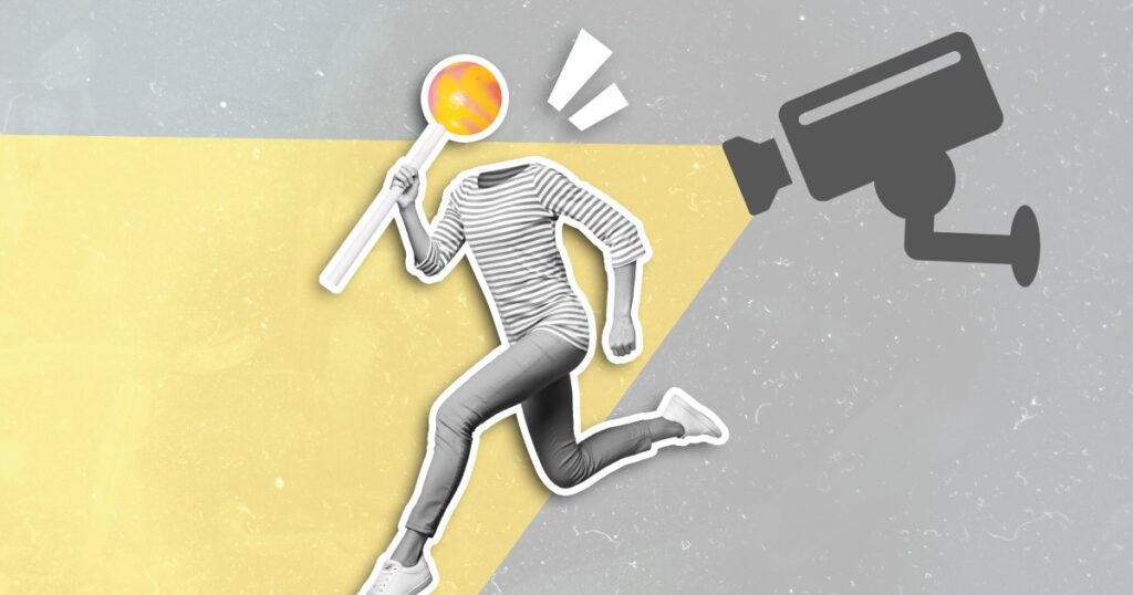 persona sale corriendo y detrás tiene una cámara de vigilancia